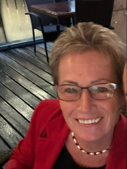 Magdi, 67 �ves t�rskeres� n�, Tatab�nya