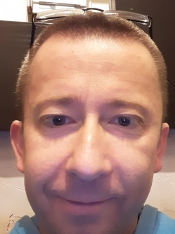 Ervin, 50 �ves t�rskeres� f�rfi, Bonyh�d