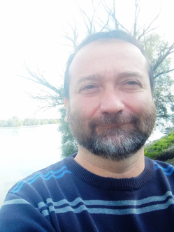S�ndor, 51 �ves t�rskeres� f�rfi, Kosd