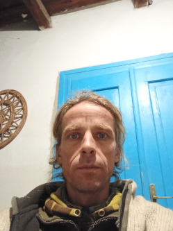 Gabor, 44 �ves t�rskeres� f�rfi, Ny�kl�dh�za