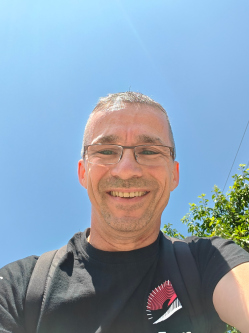 Robi, 54 �ves t�rskeres� f�rfi, Gy�r