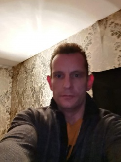 Zolt�n, 42 �ves t�rskeres� f�rfi, Monor
