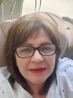 Csilla, 70 �ves t�rskeres� n�, Kalocsa