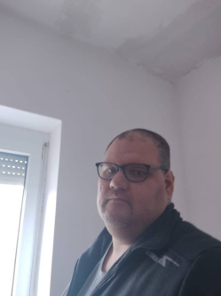 G�bor, 39 �ves t�rskeres� f�rfi, Kom�rom