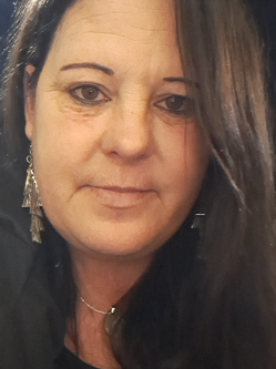 M�ni, 43 �ves t�rskeres� n�, Nasz�ly