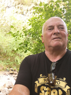L�szl�, 63 �ves t�rskeres� f�rfi, Orosh�za