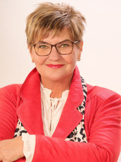 Ilona, 61 �ves t�rskeres� n�, Domb�v�r