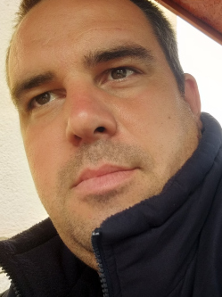 Tamas, 44 �ves t�rskeres� f�rfi, Birj�n