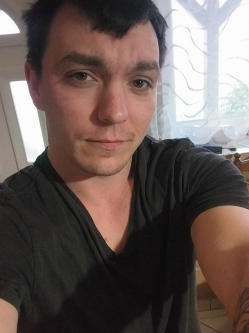 Viktor, 31 �ves t�rskeres� f�rfi, Hajd�szoboszl�