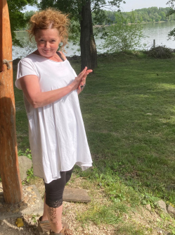 Anita, 57 �ves t�rskeres� n�, Dunaalm�s