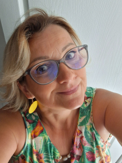 Andrea, 50 �ves t�rskeres� n�, Buda�rs