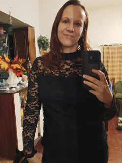 Zsuzsi, 43 �ves t�rskeres� n�, �ll�