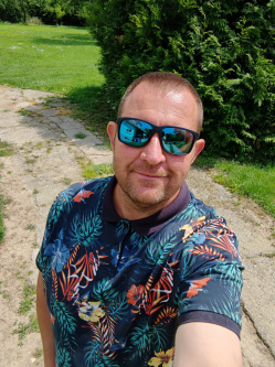 Karesz, 48 �ves t�rskeres� f�rfi, Majs