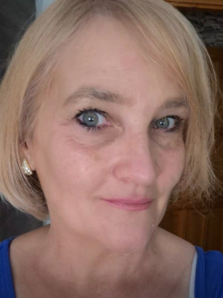 N�ra, 52 �ves t�rskeres� n�, Debrecen
