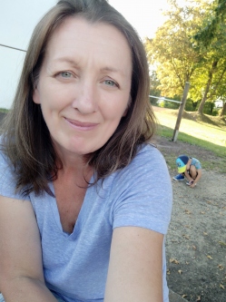 Kl�ri, 49 �ves t�rskeres� n�, Bajororsz�g