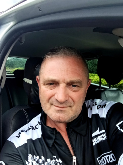 Miki, 55 �ves t�rskeres� f�rfi, Koz�rmisleny