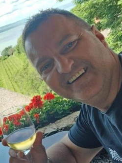 Viktor, 49 �ves t�rskeres� f�rfi, Kecskem�t