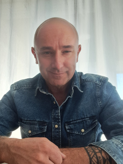 Norbert, 53 �ves t�rskeres� f�rfi, Asz�d