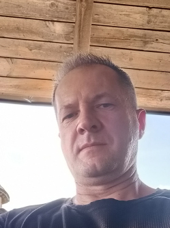Ill�s, 51 �ves t�rskeres� f�rfi, Vaja