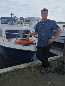 Miki, 57 �ves t�rskeres� f�rfi, Poroszl�