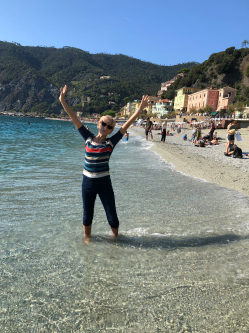 M�nika, 64 �ves t�rskeres� n�, Kisf�i