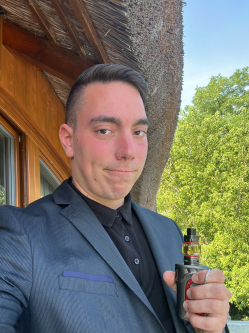 �ron, 25 �ves t�rskeres� f�rfi, Cs�kak�