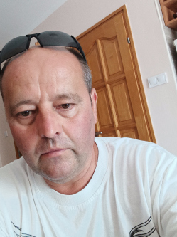 S�ndor, 53 �ves t�rskeres� f�rfi, Mak�