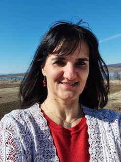 Nelli, 54 �ves t�rskeres� n�, Brass�