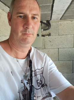 Bertold, 45 �ves t�rskeres� f�rfi, Tatab�nya
