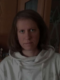 T�nde, 42 �ves t�rskeres� n�, Bezi