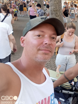Zoli, 44 �ves t�rskeres� f�rfi, Duka