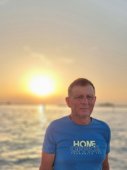 L�szl�, 71 �ves t�rskeres� f�rfi, Szolnok