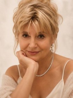 Evi, 74 �ves t�rskeres� n�, Tatab�nya