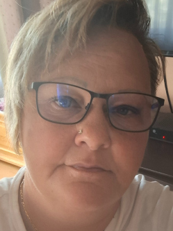 Bogl�rka, 48 �ves t�rskeres� n�, Cegl�d