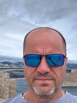 Miki, 49 �ves t�rskeres� f�rfi, P�cs
