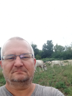 Zsolt, 48 �ves t�rskeres� f�rfi, �pusztaszer