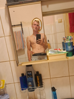 P�ter, 22 �ves t�rskeres� f�rfi, Osztop�n