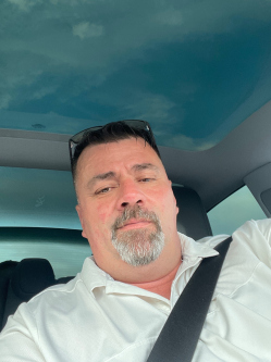 Csaba, 47 �ves t�rskeres� f�rfi, Gy�r