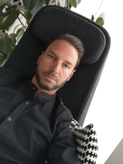 R�bert, 42 �ves t�rskeres� f�rfi, Budapest