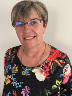 Kata, 56 �ves t�rskeres� n�, �cs
