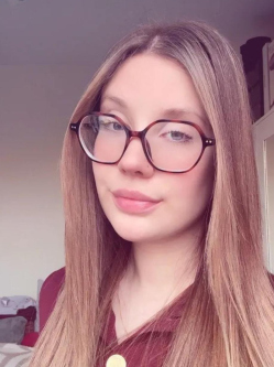 Julianna, 22 �ves t�rskeres� n�, Gy�r